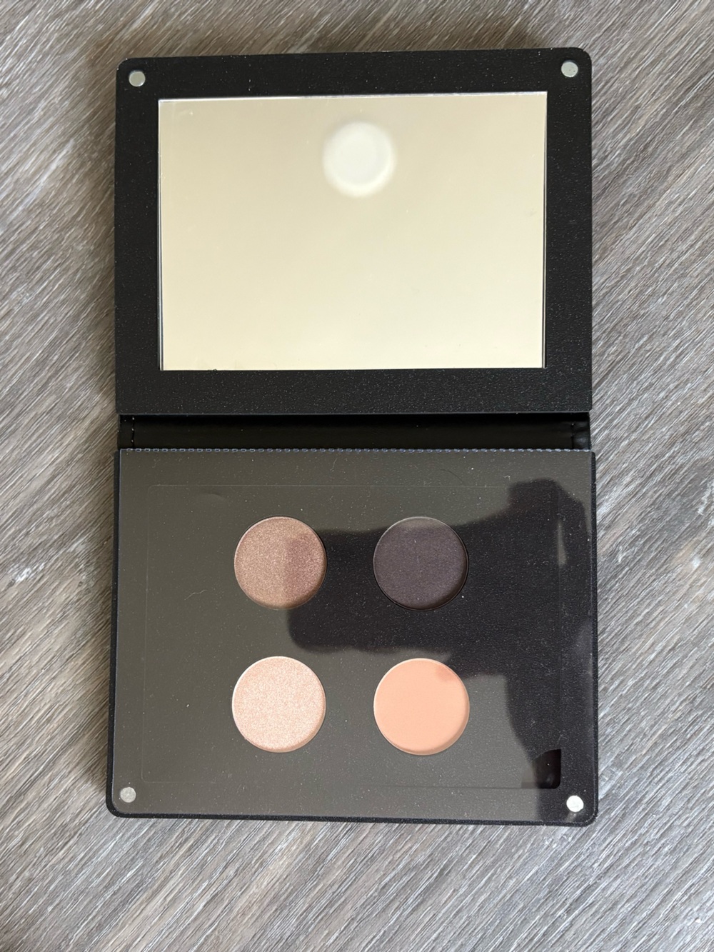 Neutral 4-Shade Eyeshadow Palette — Taupe, Deep Brown, Champagne & Peach